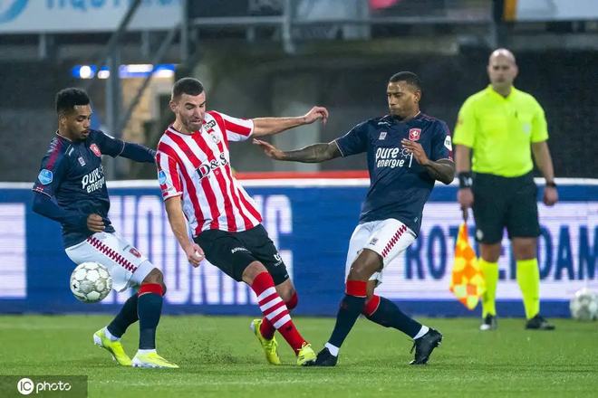 凭借干脆的 凭借干脆的